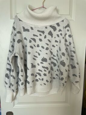 Philosophy White & Gray Leopard Print Turtleneck Sweater